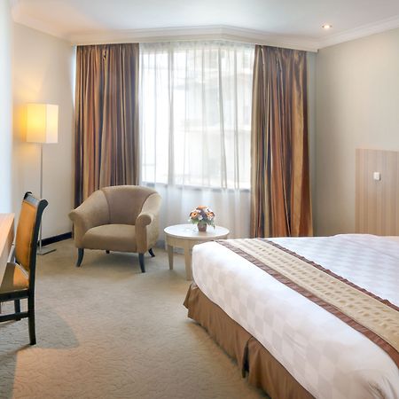 Almadera Hotel Makassar Extérieur photo