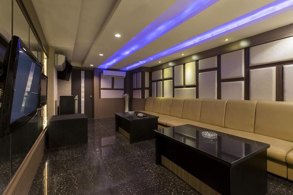 Almadera Hotel Makassar Extérieur photo