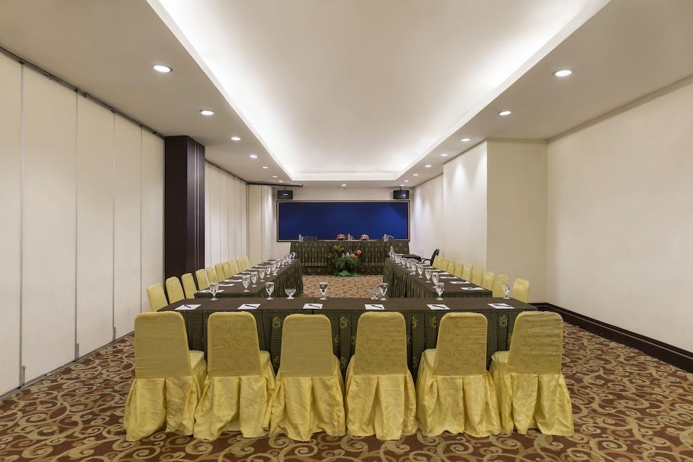 Almadera Hotel Makassar Extérieur photo