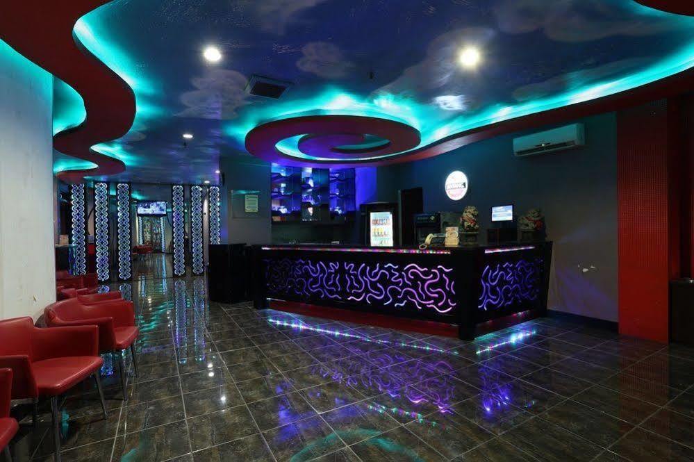 Almadera Hotel Makassar Extérieur photo