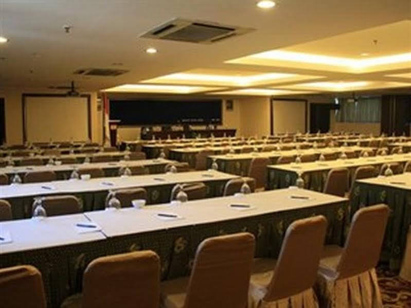 Almadera Hotel Makassar Extérieur photo