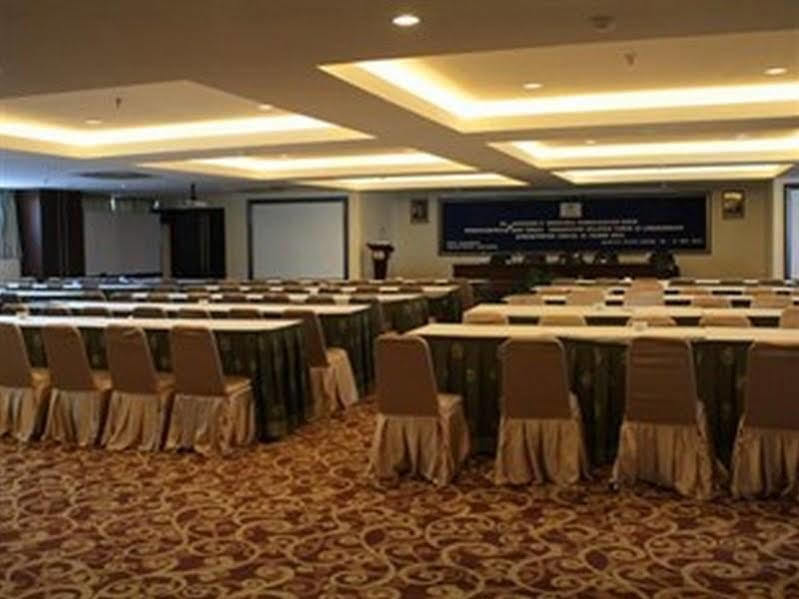 Almadera Hotel Makassar Extérieur photo
